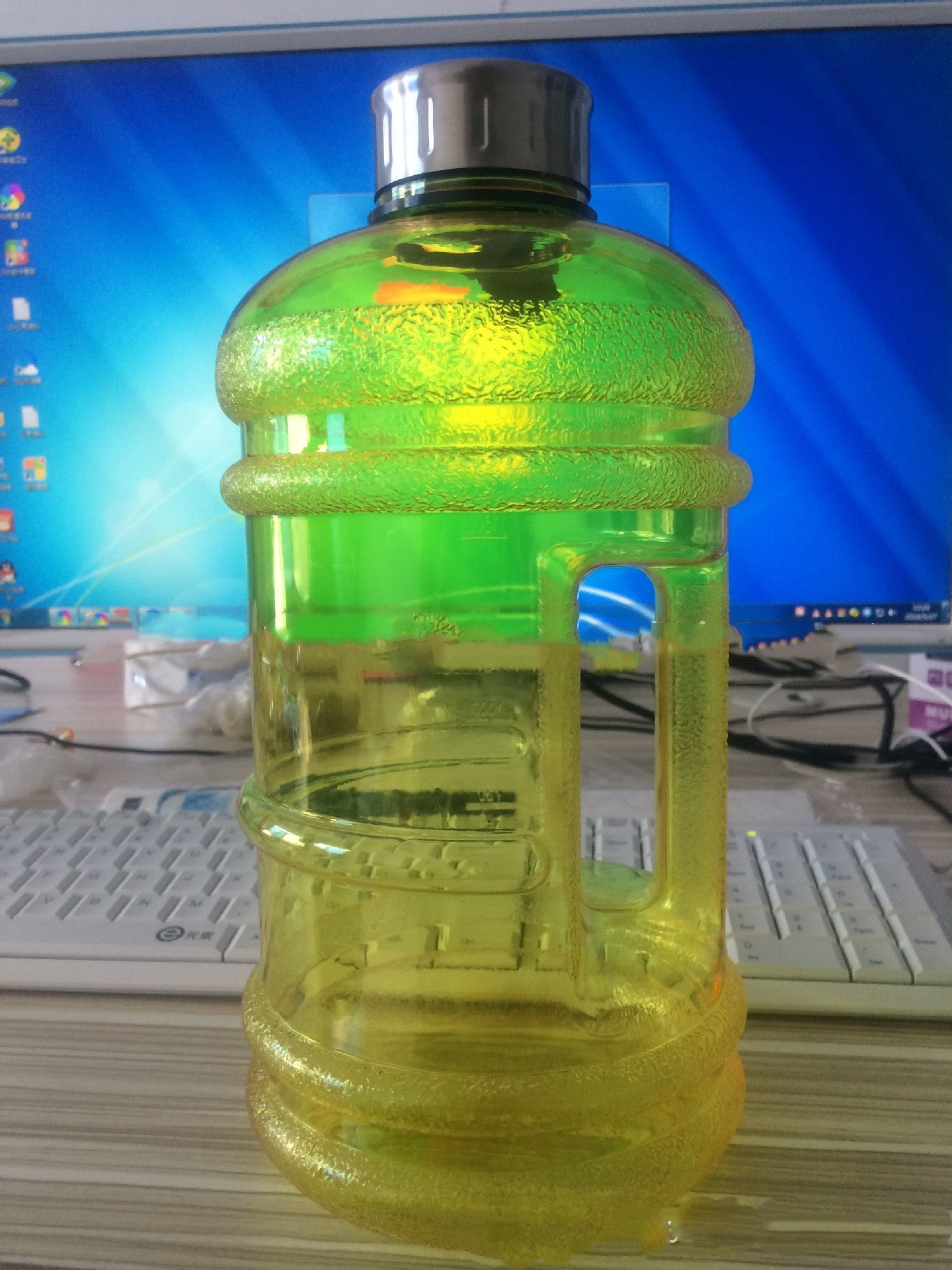 2.2L Large Capacity Fitness Water Bottle – BPA-Free PETG, Leak-Proof Design