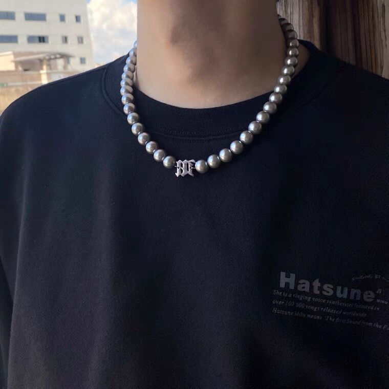 Men’s Fashionable & Versatile Grey Pearl Letter Necklace – Minimalist Beaded Style