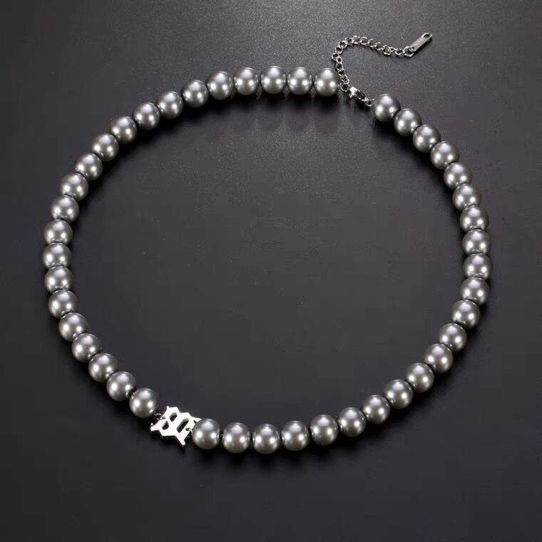 Men’s Fashionable & Versatile Grey Pearl Letter Necklace – Minimalist Beaded Style